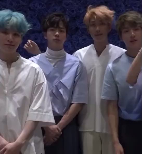 ナムさんの浮いた右手、葛藤、、
ジンくんはイチミリも気づかず（笑） 