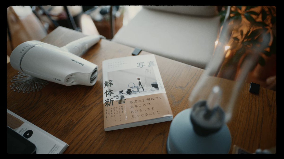 それがどんな作品か、の場合分け次第かと思うなあ。
VLOGやレビュー系で被写体そのものを見せたりするときには被写体の立体感出しやすいし良い表現だと思う。
映画とかドラマならそこに当然意図が必要だとも思う（会話劇で動き見せたいとかイマジナリーライン超えたいとか）。 