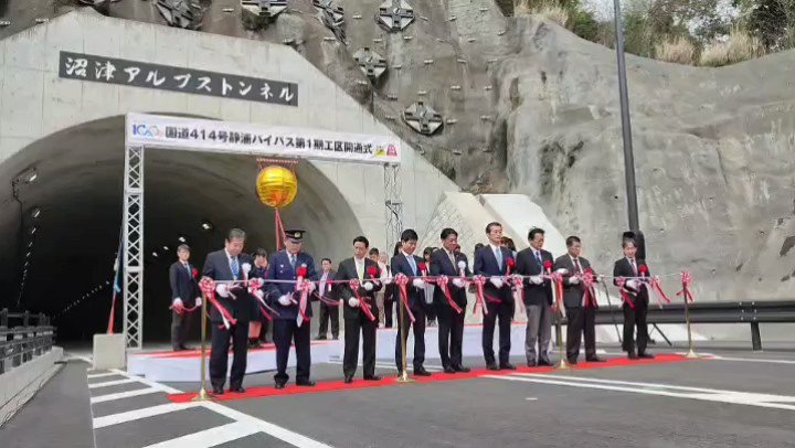 あーあの交差点のファミマに繋がるところか
あそこ渋滞の時の絶望感半端ないのよ
特にリヴァージュさんとこ行く時しんどい 