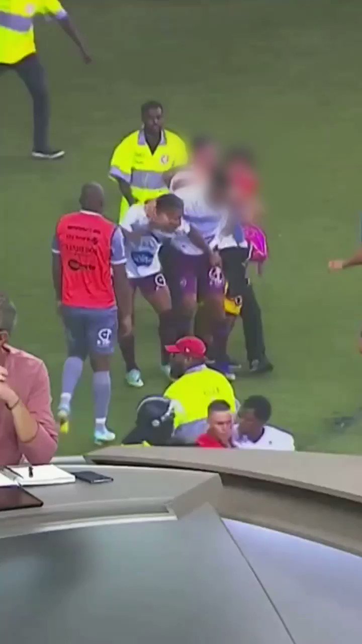 Torcedor invade campo com criança no colo para agredir jogador no  Campeonato Gaúcho