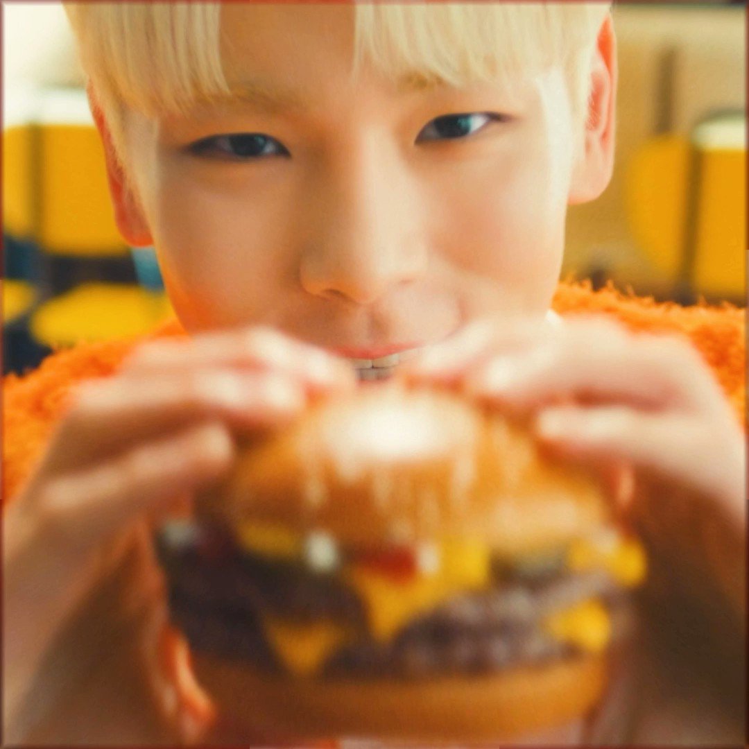 [閒聊] 後面的Key扮成那樣 昌珉是怎麼得獎的???