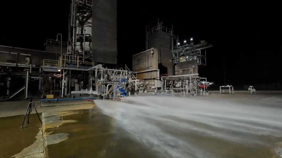 先週,NASA マーシャル宇宙飛行センターにて行われたブルーオリジン「ブルームーン」月着陸船への搭載が計画されているBE-7ロケットエンジンの統合燃焼試験(TCA)の様子です！🚀🌕
カメラの配置も燃焼の様子がよくわかり素晴らしいですね.
