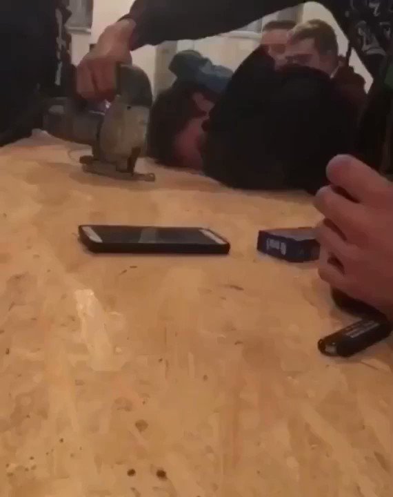 ジグソーの音でも起きないとか 