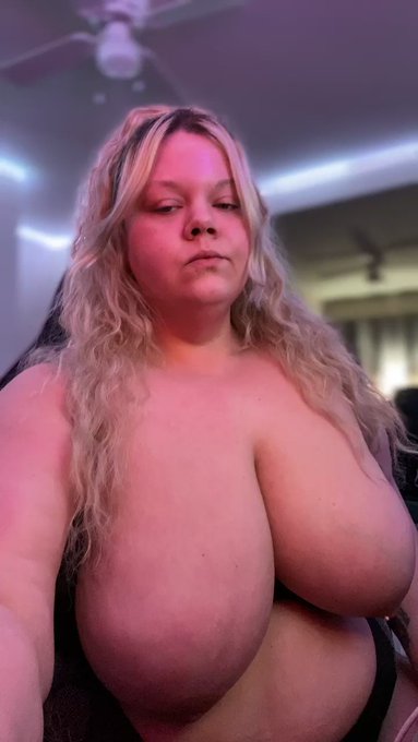 Going live on Onlyfans playing rdr2 with titties out, cum smoke with me and chat❤️ Links in bio! #bbw