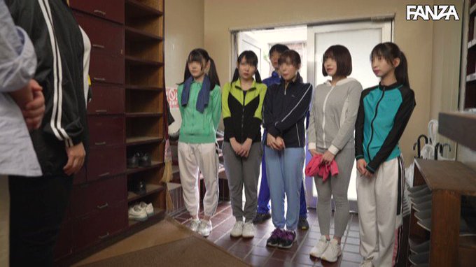 水泳部合宿の最終日に大掃除が始まると、見慣れた競泳水着女子たちの突き出し尻に大興奮‼️

今日はこれで抜いてやろう。
https://t.co/kbXki7MaMK