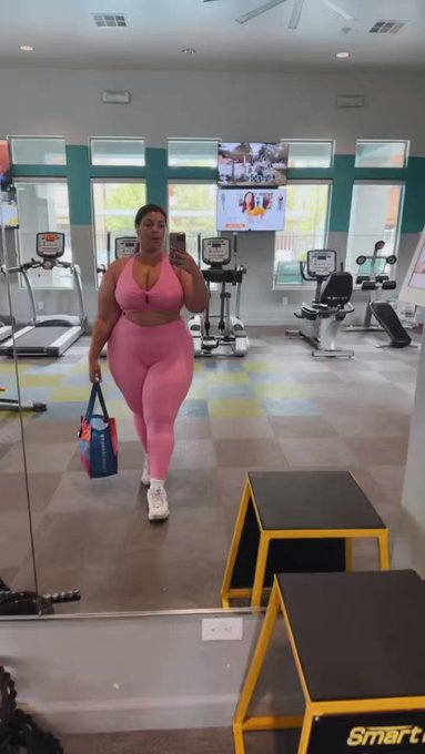 Can I use you as a sweat rag ? ???? #gym #workout #cardio https://t.co/KG4Ayjvgbb