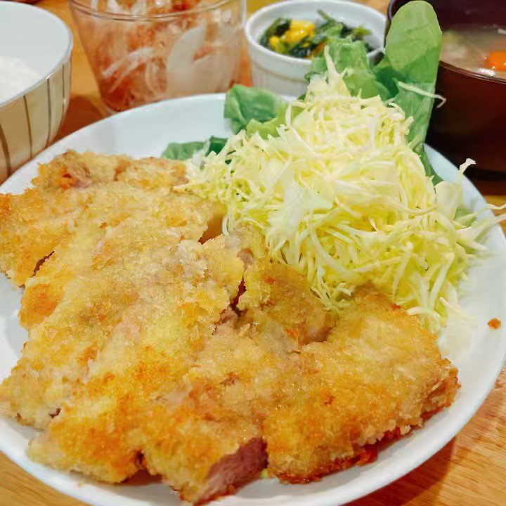 おはワォです☀️ 🍴おうちごはん🍳🍴𓈒𓂂𓏸 トンカツ 新玉ねぎおかかポン酢 ほうれん草コーンバター炒め 豚汁 最高に美味しい豚ロース肉🤍 にゃう📻💕