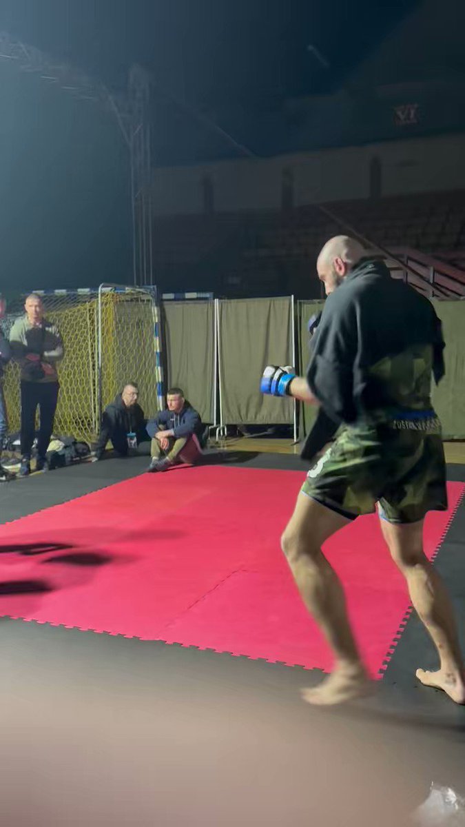 PFC Pawel Oleszczuk warms up for the bout! https://t.co/WtTmEEdKUt