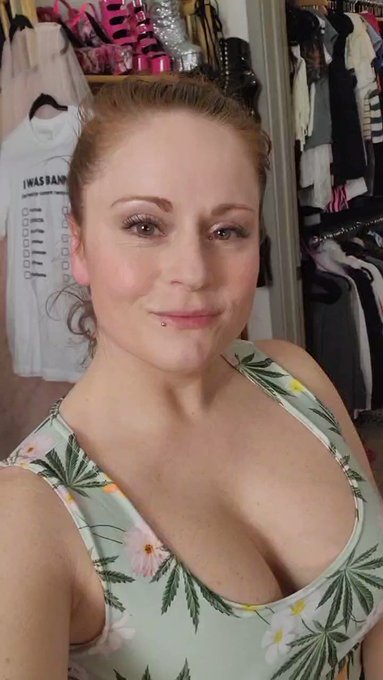 Live on cam now! Let's try on everything in my closet 🤯😅
aaaand @Kaiia_Eve is here 😁
https://t.co/QFZbjOWavj