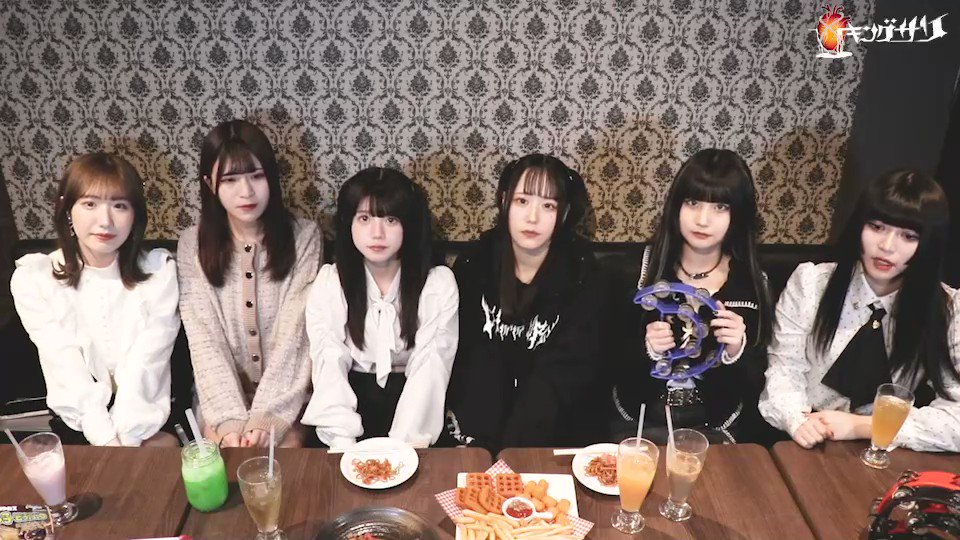 ポテトと焼きそばモリモリたべました😸ピザもたべたよ😸みんながキングサリの曲いっぱい歌ってくれたらもっと曲増えるかもってさ🎶歌いまくって全曲入れてもらおう🎶 