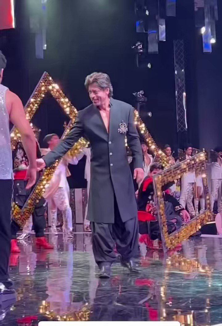 Ranveer Singh TBT on Twitter: "SRK Calling out Ranveer to join him in the dance !!!🥺♥️ 📸| Ranveer Singh , SRK and Varun Dhawan dancing to Jhoome jo Pathaan the Great Indian