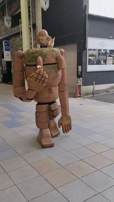 柳ヶ瀬を歩くラピュタのロボット兵 