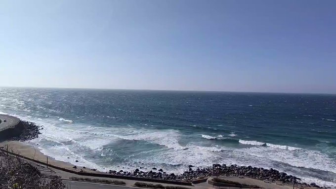 風つよつよの海今日は波がすごいからサーフィン🏄日和ぽい 