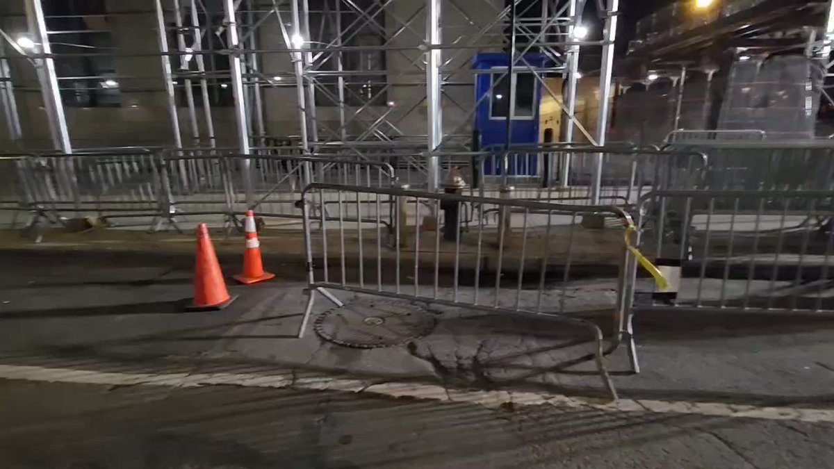 ニューヨーク警察
裁判所近くに金属製のバリケードが設置され、トランプ氏の罪状認否に備える。 