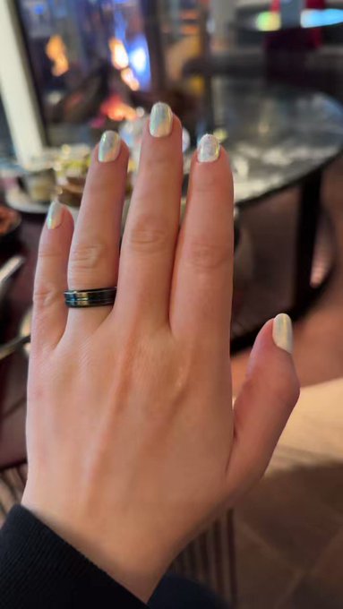 Omg I love this manicure. Thank you, London. https://t.co/01yKJ5otK9