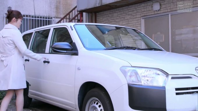 それはあまりにも突然だった。
取引先から帰る車内でそれは起こった。
運転席に座りセルを回そうとした時、背後から何かを被せられた…。相手は複数人。
後部座席に押し込まれ、そのまま何処かへ連行された。
到着した先は何処だか検討はつかない。
変装した男達に脅され、服を破かれ、そして私は…。 https://t.co/xIcinVKHkG