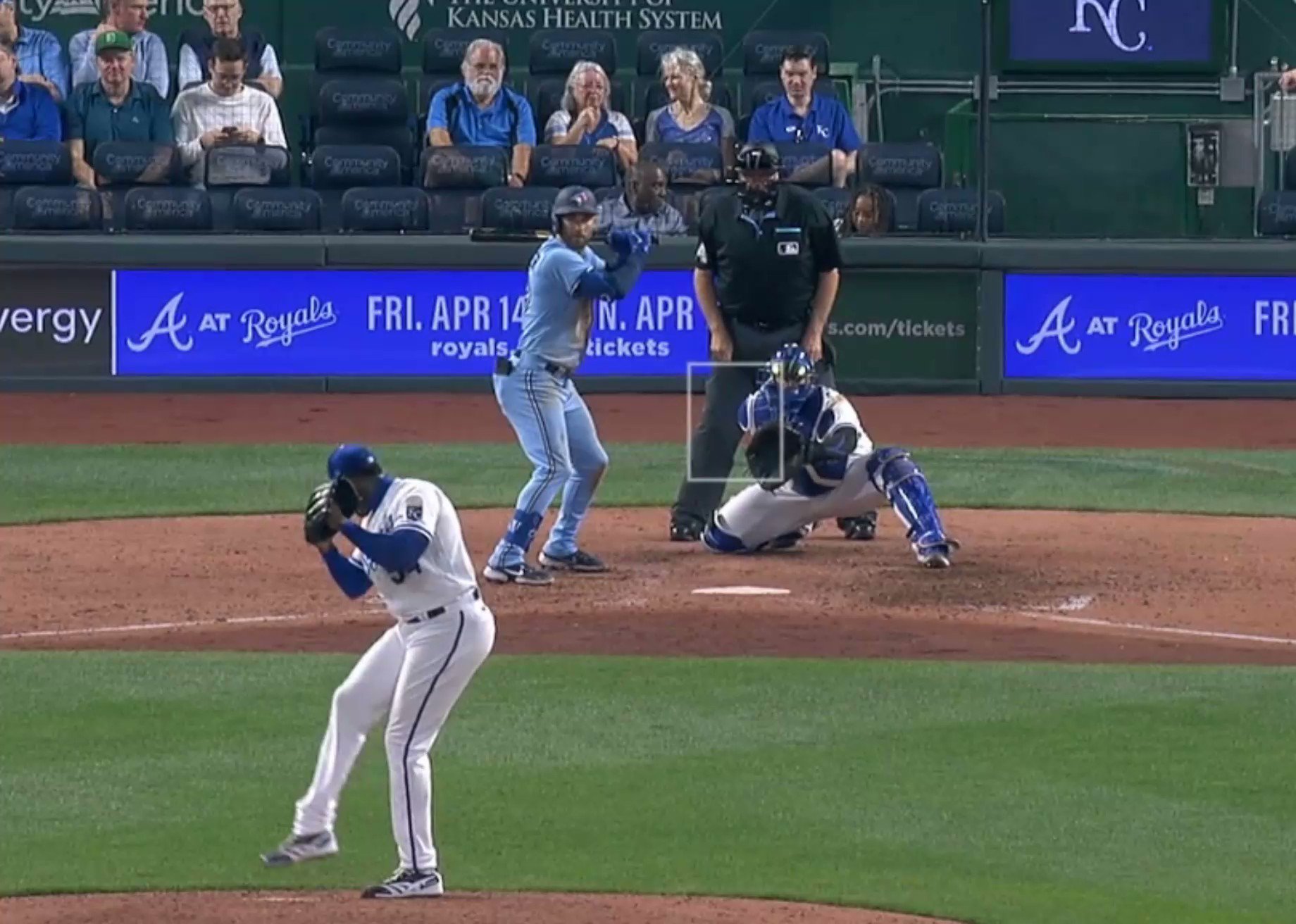 [分享] 一壘審被撞倒