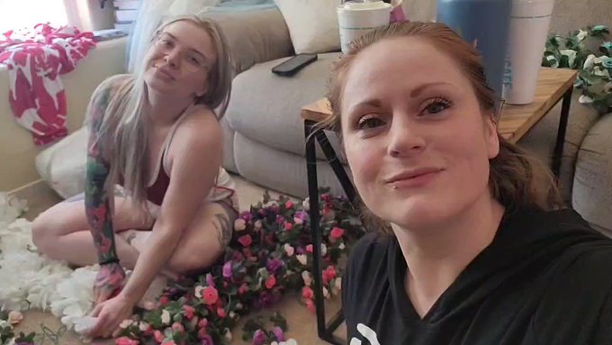 I'm live on ePlay with @Kaiia_Eve now, working on crafts at her place! Come hang 
@ePlayStreamers @MyPerfectHarem