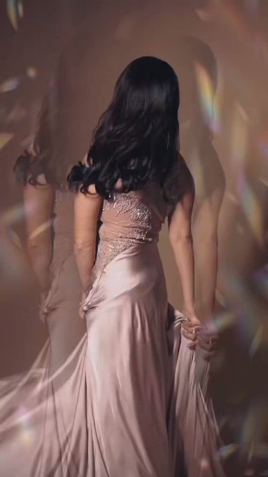 Love this gown!! https://t.co/X6NWuvNnFM
