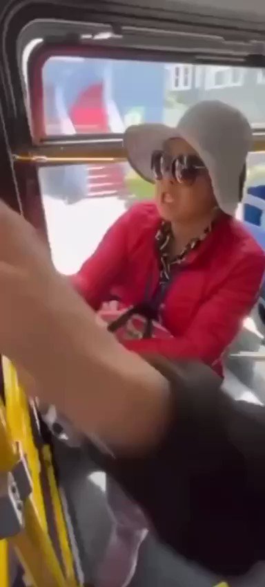 未成年“小马拉大妈妈车”母子    