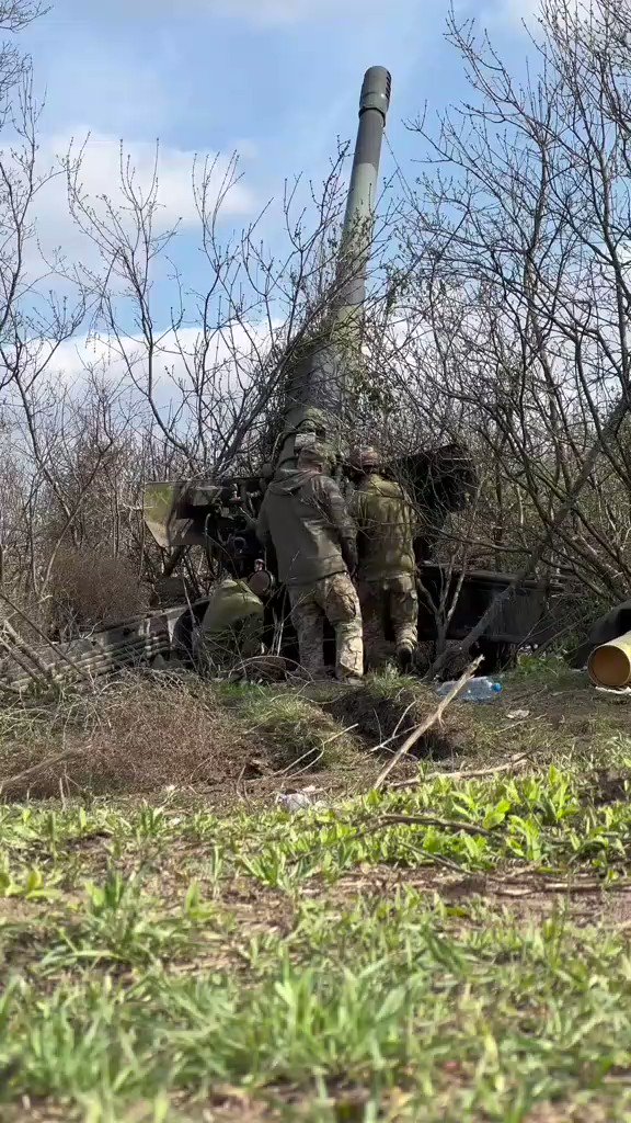 Footage of Ukrainian artillerymen from 406th Separate Artillery Brigade firing a 152-K-89/2A36 Giatsint-B 152mm field gun, provided by Finland.

Its origin can be recognized by the characteristic camo. The delivery of this weapon to Ukraine wasn't publicly announced by Helsinki. https://t.co/08CoXTIyER