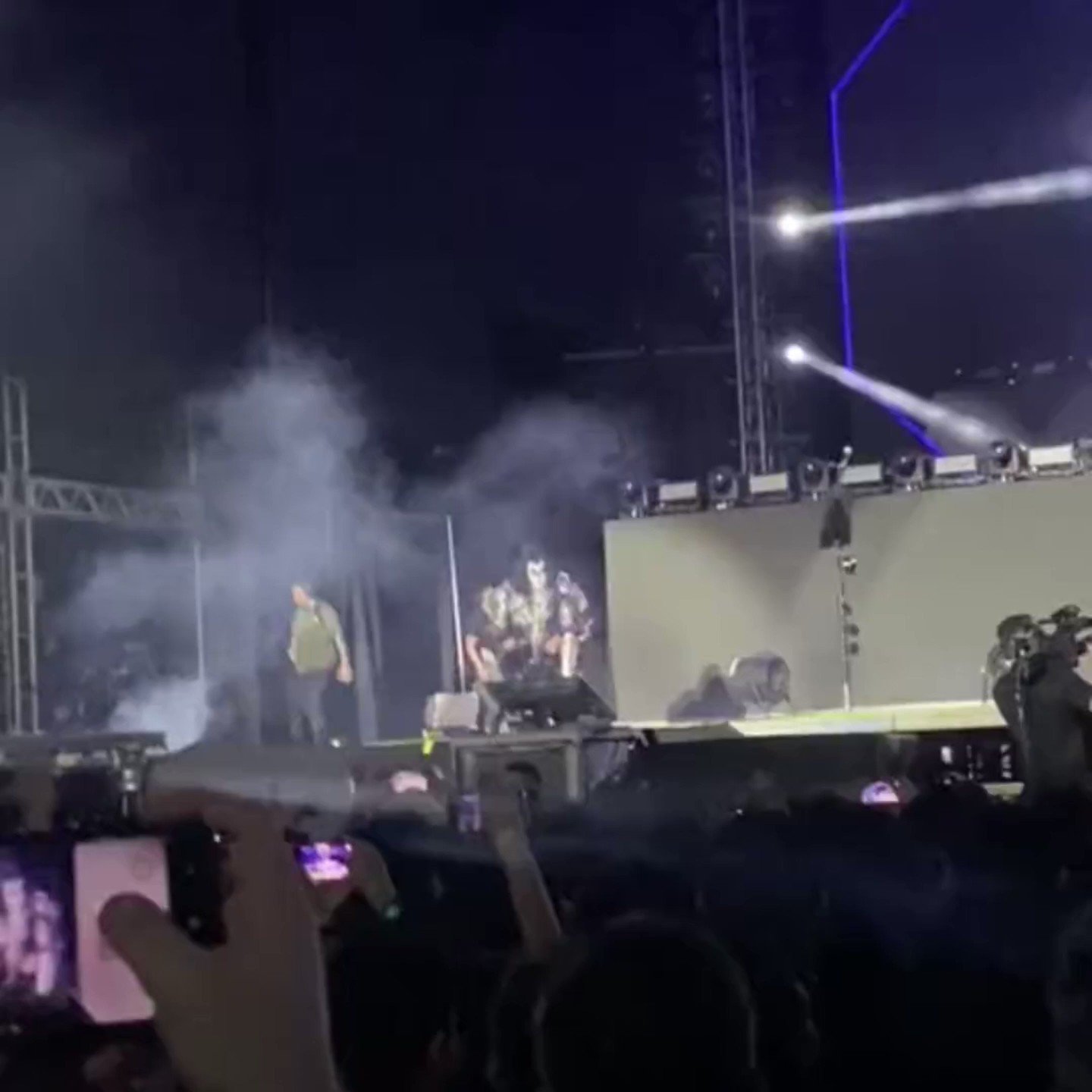 VÍDEO: Baixista do Kiss passa mal com o calor e interrompe show