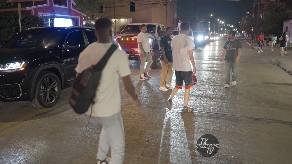 Street fights🚫 on Twitter "Crazy fight breaks out in the streets of TX"