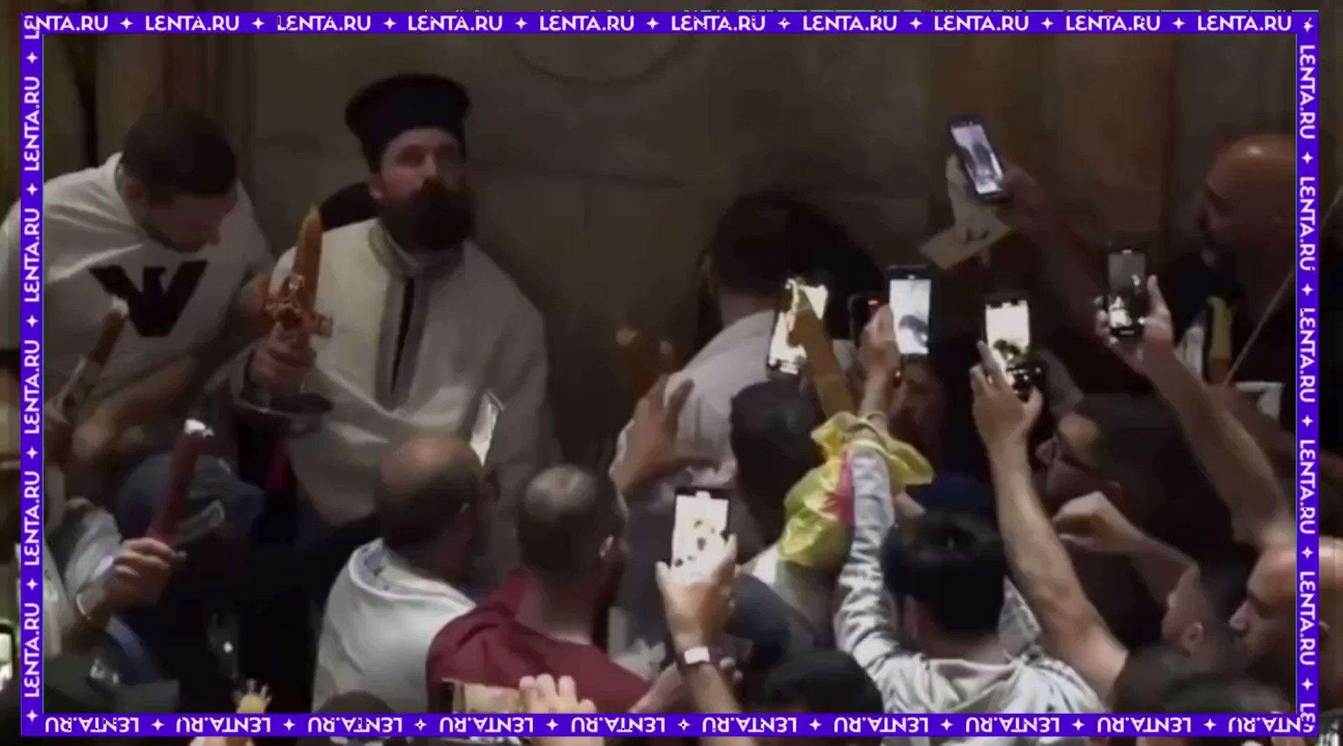 Лента.ру on Twitter: "Благодатный огонь сошёл в храме Гроба Господня в ...