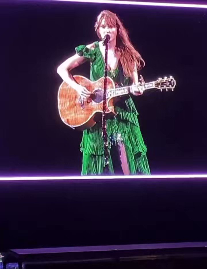 taylor-swift-news-on-twitter-taylor-swift-singing-mean-tonight
