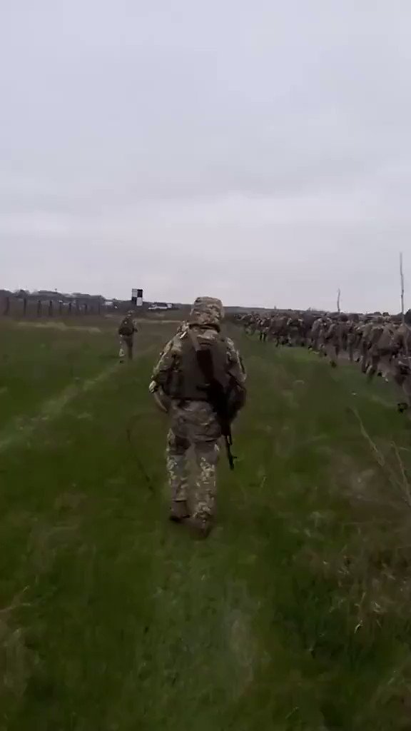 [問卦] 烏克蘭整個旅直接走路行軍