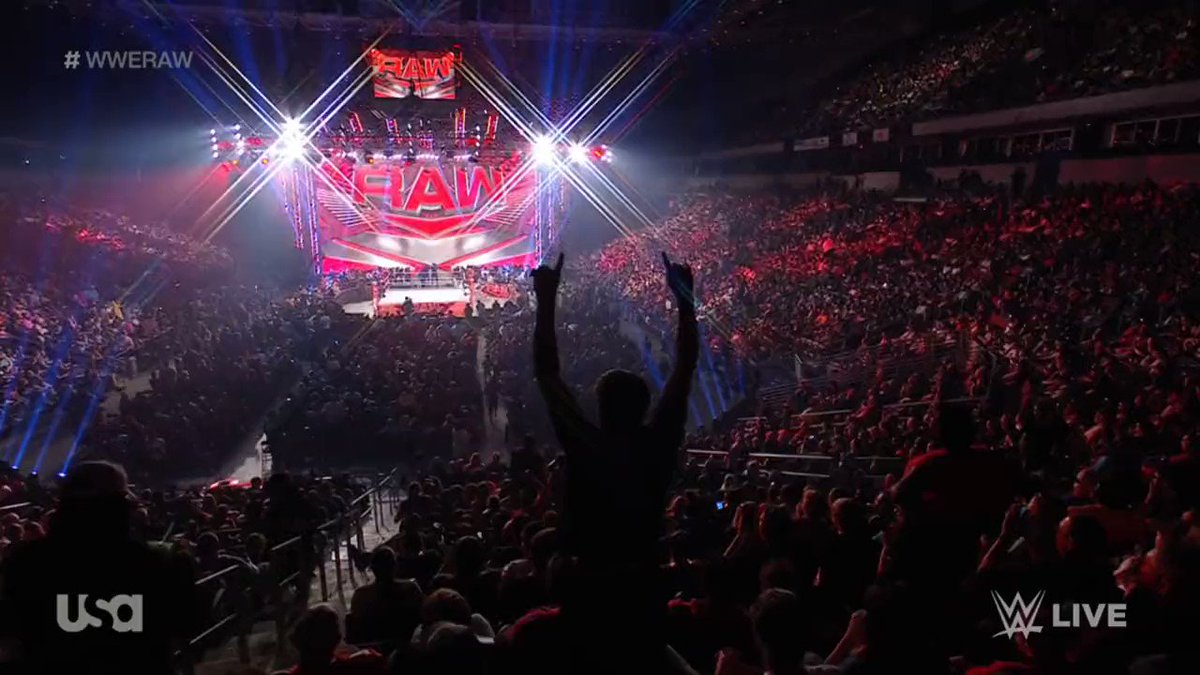 RT @WrestlingNewsCo: Trish Stratus’ heel entrance #WWERaw https://t.co/nWtlvKKOw6