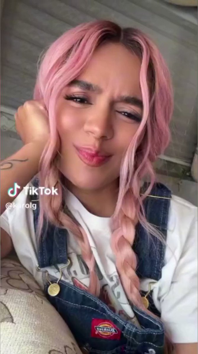 Karol G Stats on Twitter "Karol G con cabello rosado definitivamente