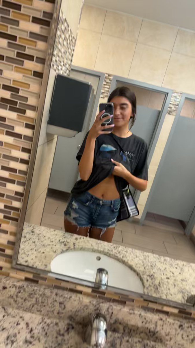I Love Cumwalks 🔞 on Twitter: "RT @BabcockAubry: Flashing in public