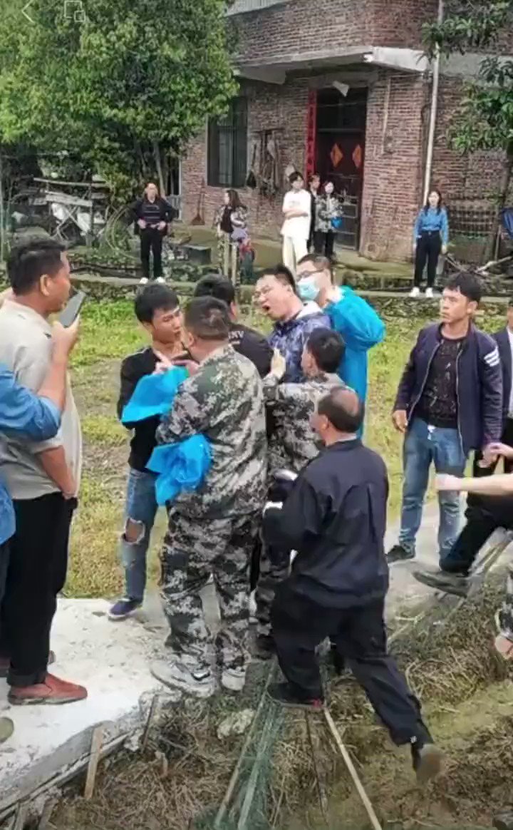 Songpinganq on Twitter: "Xi Jinping is hiring 87,000 agriculture police  officers, and they're coming for Chinese farmers Officers are forcing these  farmers to give up their gingers for planting rice. Farmers Told