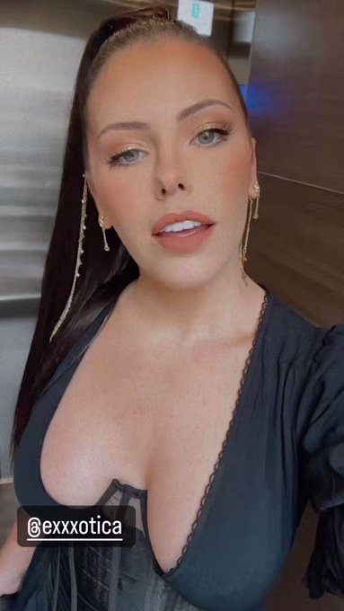 I’m @EXXXOTICA signing 3-9pm pst! Come say hi! https://t.co/Pol2GvT5qh