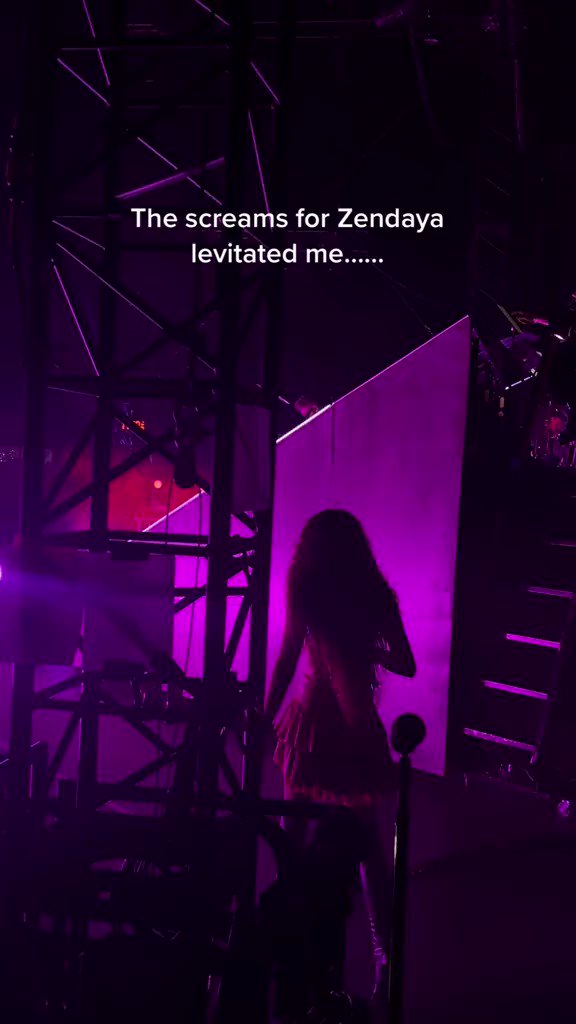 Zendaya Updates on Twitter "Zendaya when she stepped on stage with
