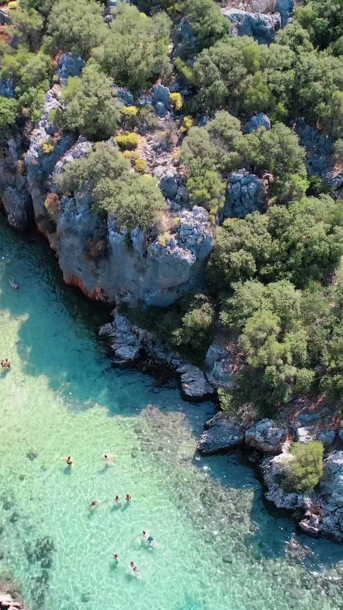 アンタルヤでのんびりとした時間を過ごしませんか🍃 イノニュ湾は、緑豊かな環境と紺碧の海が魅力的な場所です。手つかずの自然が残る湾で、景色を楽しみながら泳いでみてはいかがでしょうか🌊 🎥 IG: mustafaozsayann