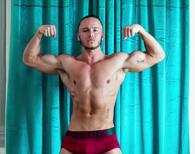 Handsome long-haired boy waiting for you on #JockMenLive 
https://t.co/tN0ypYpHWj #gay #muscles #abs