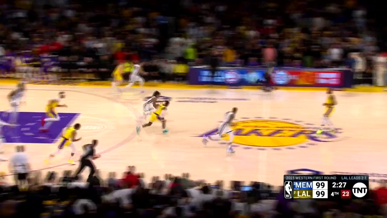 [情報] LBJ造Morant進攻犯規 兩人重摔在地