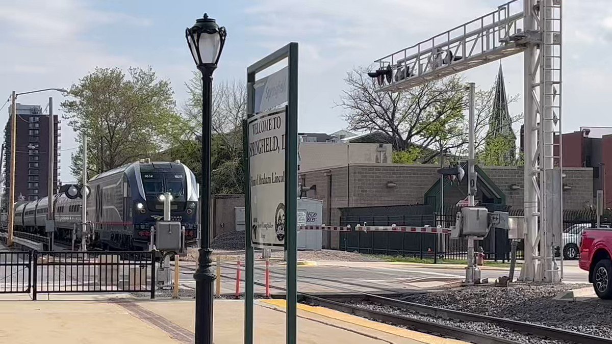 amelia-on-twitter-american-trains-look-so-uninviting-why-is-that