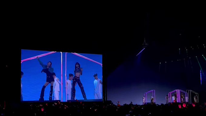 2 pic. BlackPink in your area! Increible concierto, enamorada de lisa y jennie, super sexys ?? bonita