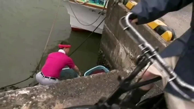 海の男は漁から戻ると海の疲れを癒す。 玄関先で衣服を脱ぎ捨てる。 既に隆起した肉棒。 妻は玄関先で股を広げ旦那を誘う。 二人は数日間の寂しさを埋めるように互いの体を貪り始める。