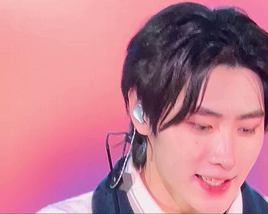 Liv DARK BLOOD On Twitter sunghoon s Earpiece Is Really Beautiful liv-dark-blood-on-twitter-sunghoon-s-earpiece-is-really-beautiful