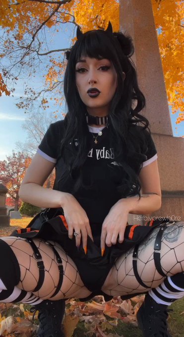 Be honest, would you breed me in a graveyard?🖤👀🪦

$5 sale on OF⬇️ https://t.co/6hR2O8d4YX