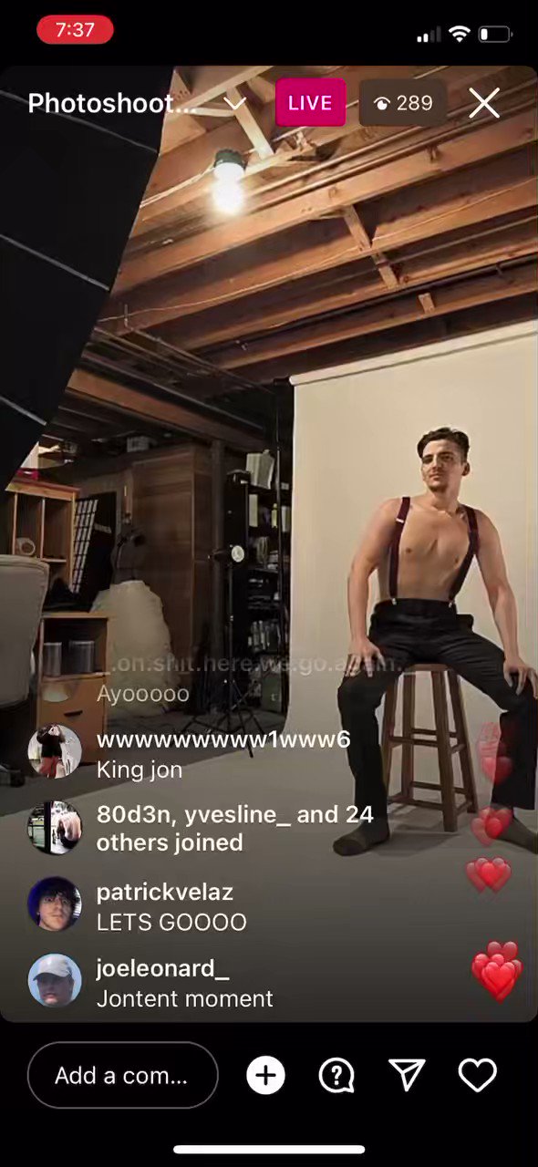 fishtank.livetweets on Twitter "Jon is streaming a photoshoot live on