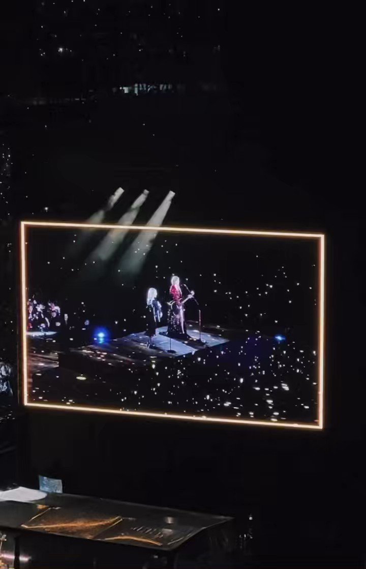 leslie-on-twitter-rt-consequence-taylor-swift-and-phoebe-bridgers