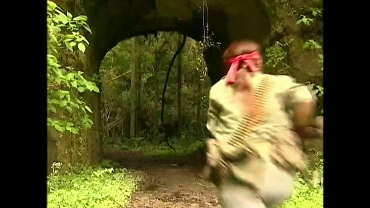 懸命に走る兵士。 敵が何処に潜むか分からない危険な山道。 もう少しで逃げ切れると思ったその時…。 背中に激痛が走る。 それでも逃げようとする兵士。 全身を虚脱感が襲いその場に倒れてしまった。 そして…。
