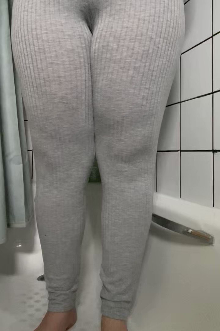 Miasweetpee On Twitter Watch Me Piss Myself In My Grey Leggings 💦🚽