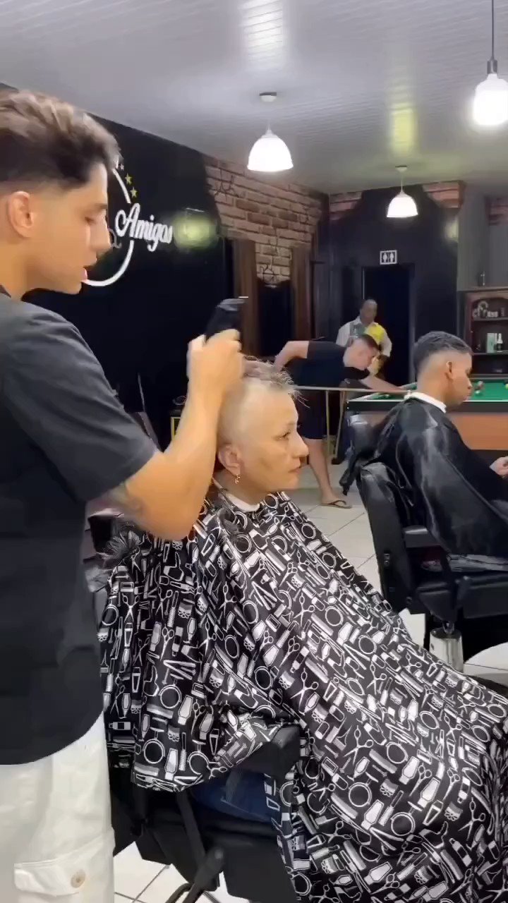 Barber Shaves His Head in Solidarity With Mother Fighting Cancer