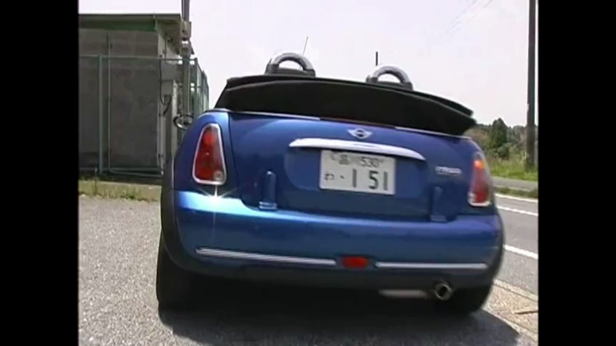 初夏の季節。 爽やかなに駆け抜ける風が髪をかき上げる。 オープンカーでドライブデートを楽しむカップル。 だが、そんな爽やかな気分とは裏腹に男の手は女の秘部を弄っていた。女もその気だったのか下着を履いていない。 暫く走った車は木陰に止まると、一応辺りを気にしながら服を脱ぎ始める…。
